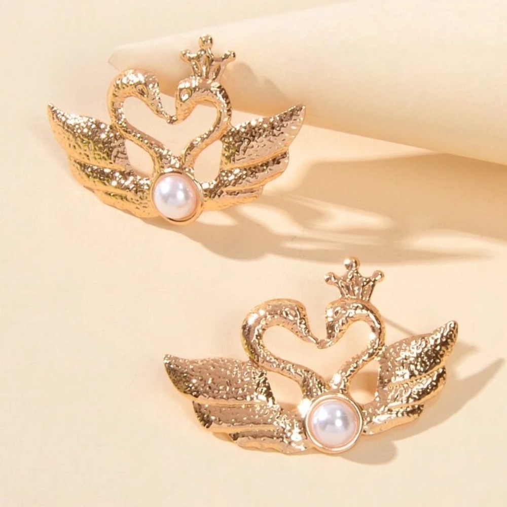 🦢 Lovely Large Metallic Faux Pearl Embracing Swan Birds With Crown Studs 👑